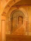 Iluzivn prchod s postavou v pozad - ubhajc perspektiva - vmalba restaurace / Trompe l'oeil / Nstnn figurln malba