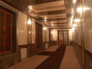Vstupn chodba do hotelu - pohled ke vstupu / Bentsk tuk / Kombinovan technika